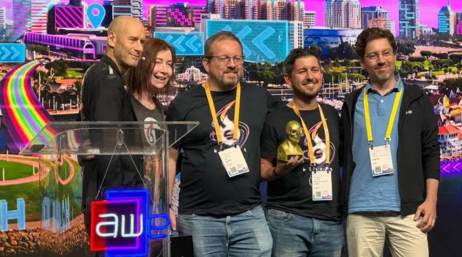 Eduardo y Alberto Saldaña, Fundadores Sons of the Bit, con parte de su equipo recibiendo el premio Auggie a mejor vieojuego de realidad aumentada | Imagen cedida por Sons of a Bit. 